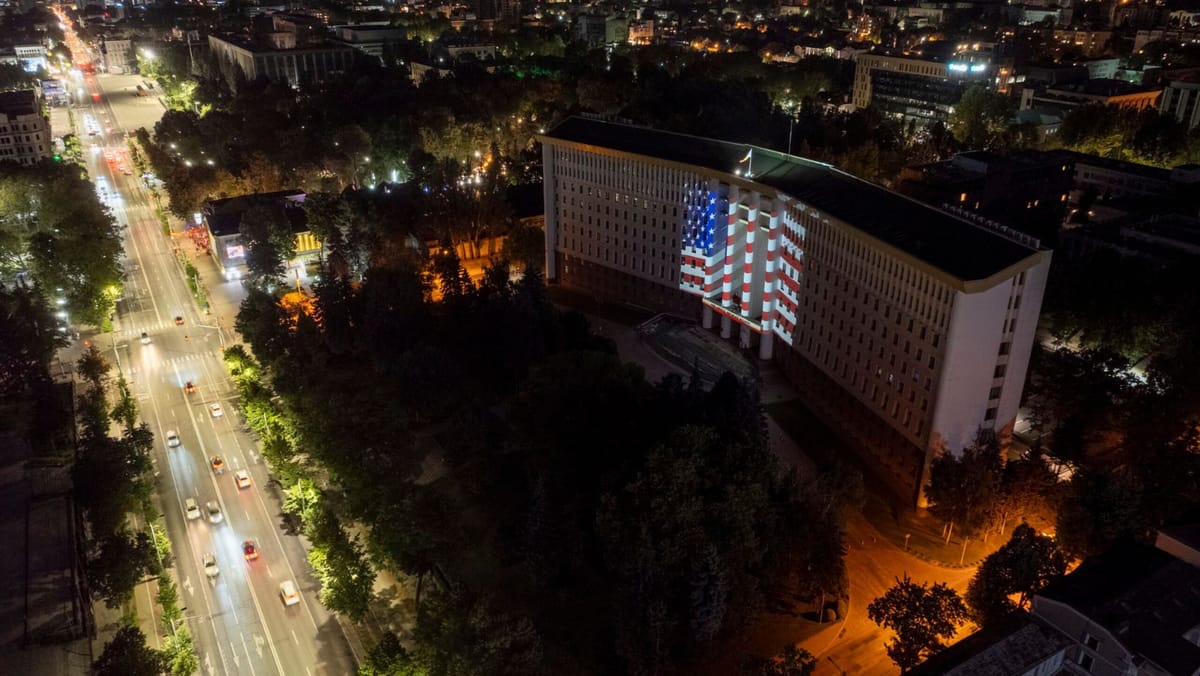 VIDEO/ Chișinăul s-a luminat în culorile drapelului american. SUA marchează 250 de ani de independență