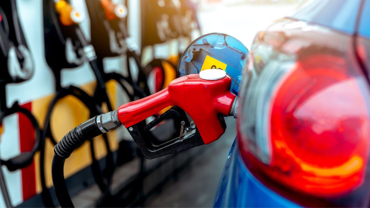 Carburanții trec de pragul de 30 de lei în weekend. Motorina se scumpește cu aproape 50 de bani