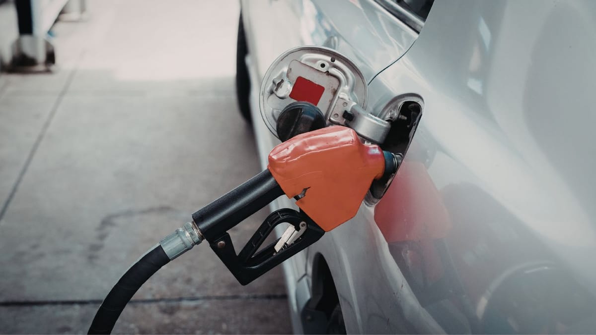 O nouă zi, un nou val de scumpiri la carburanți. Benzina trece de 28 de lei pentru un litru
