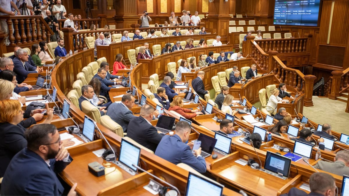 LIVE/ Deputații se reunesc în ședință. Finanțarea pentru modernizarea școlilor și sistemul eCall, pe ordinea de zi
