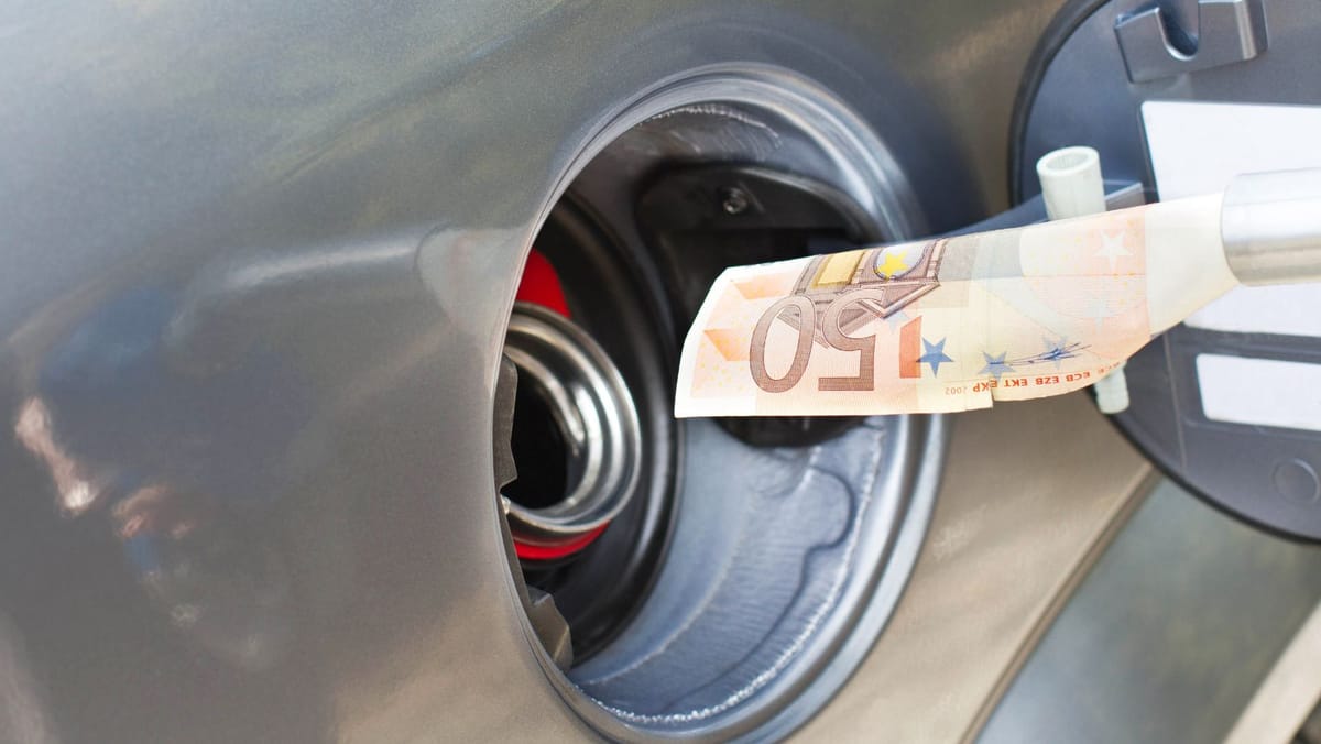 Scumpirile la pompă se țin lanț. Motorina se scumpește cu 40 de bani într-o singură zi