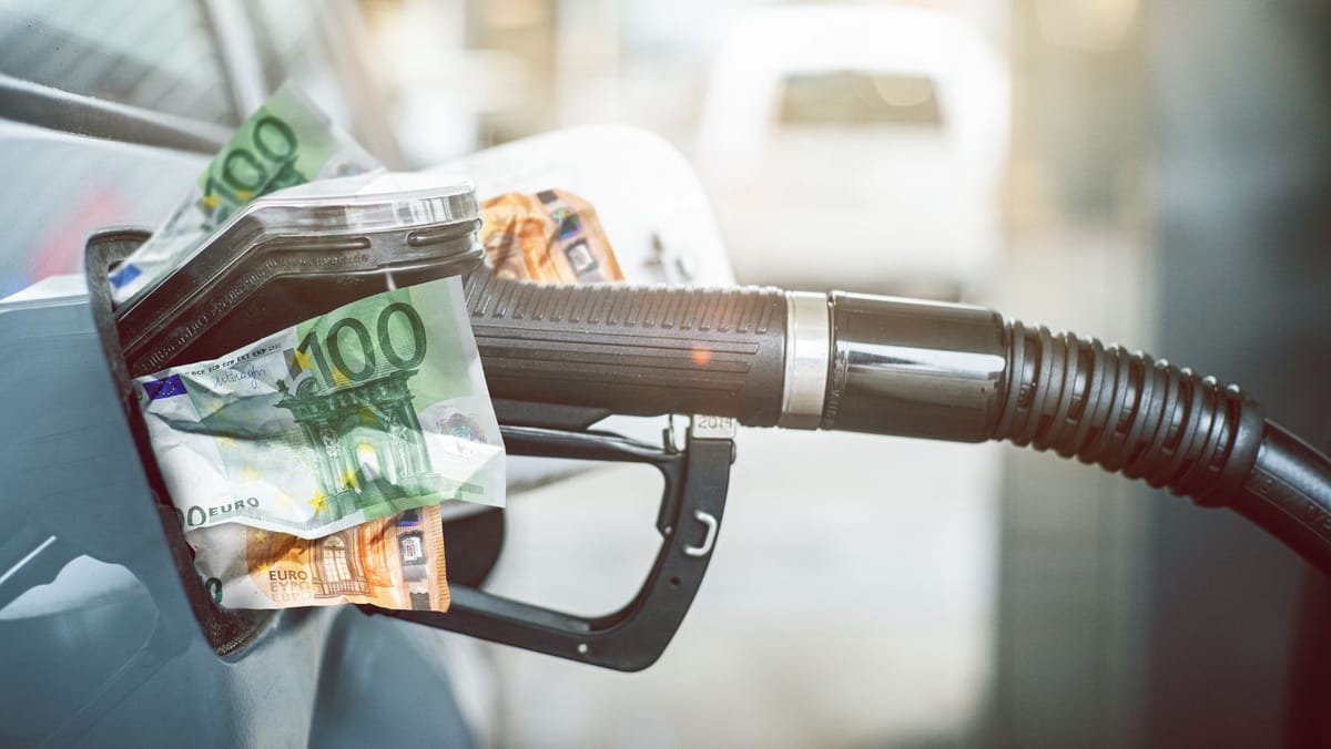 Carburanții se scumpesc după o perioadă de ieftiniri. Benzina urcă cu 32 de bani, motorina - cu 31 de bani
