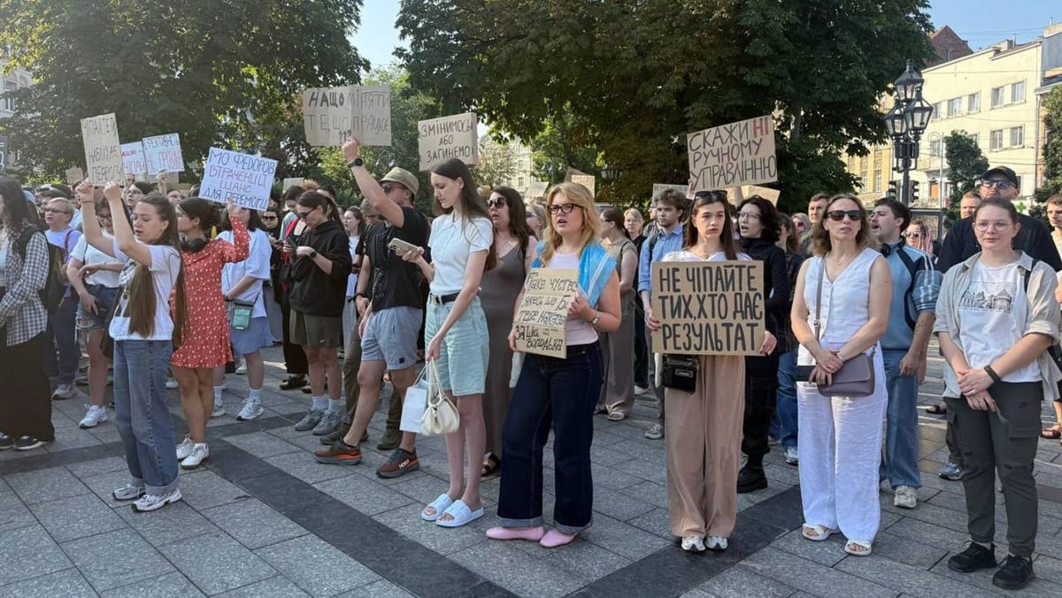 FOTO/VIDEO Proteste la Kiev și în alte orașe ale Ucrainei. Oamenii cer menținerea ministrului Apărării în funcție