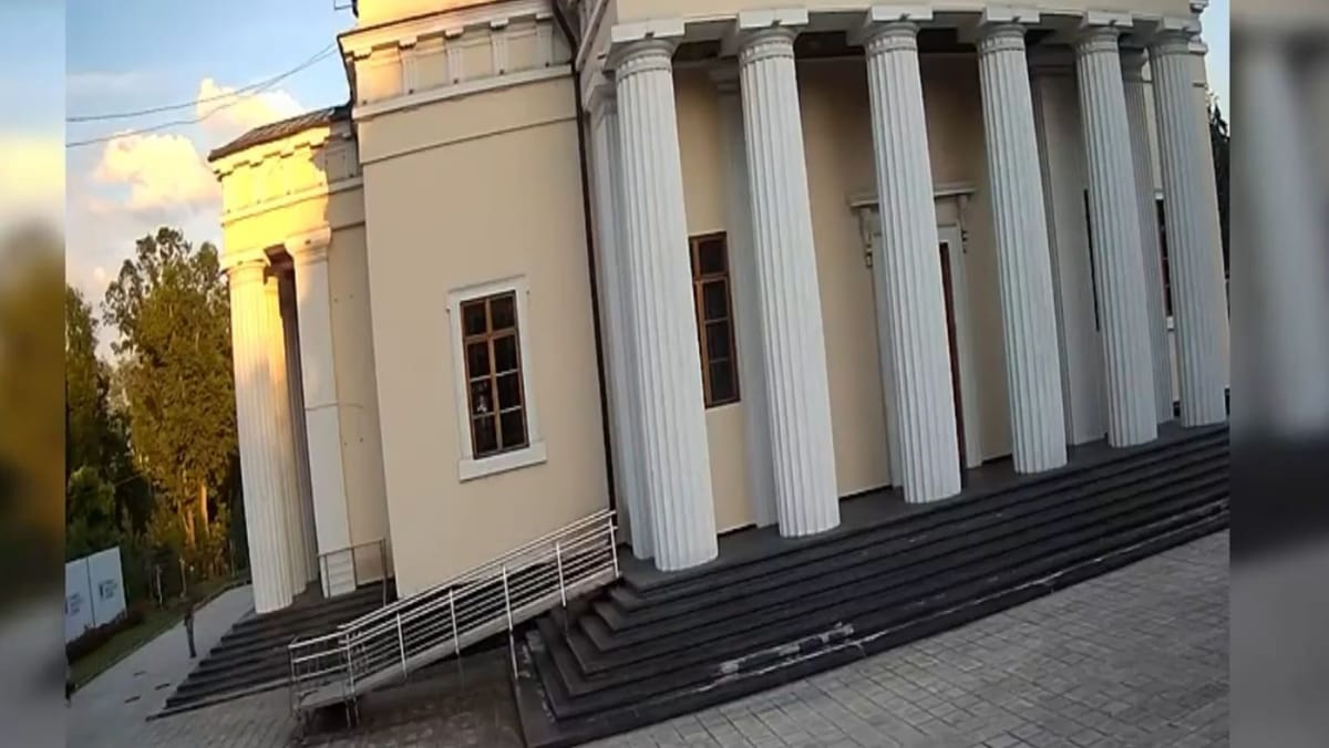 Minor de 15 ani, cercetat penal după ce ar fi furat un telefon mobil într-un parc din Chișinău
