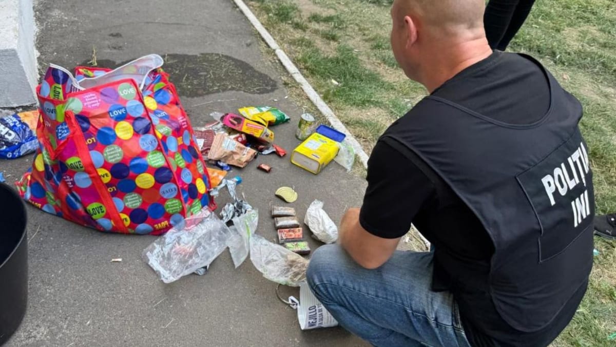 VIDEO/ Au adus droguri din Spania ascunse în colete. Destinatară, o tânără de doar 19 ani