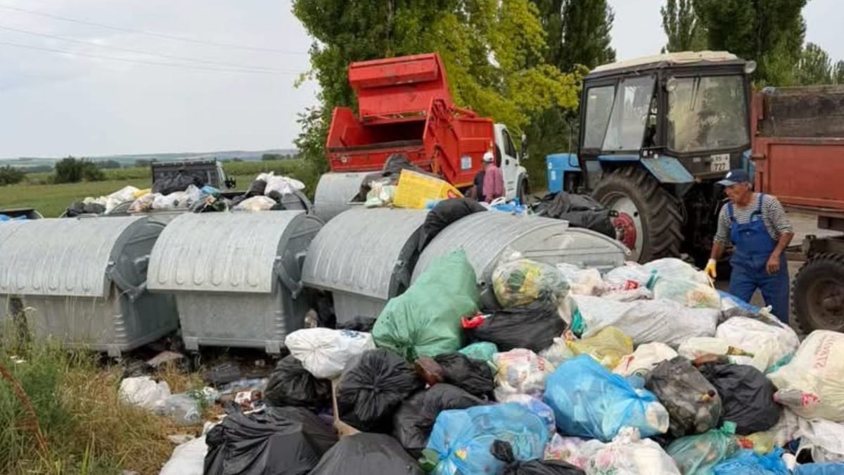 FOTO/ „Marea din nordul R. Moldova”, sufocată de gunoaie. Tone de deșeuri au fost adunate la Costești-Stânca