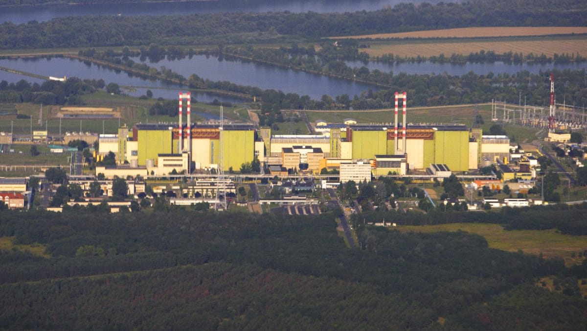 Nivelul scăzut al Dunării forțează oprirea celei mai mari centrale nucleare din Ungaria