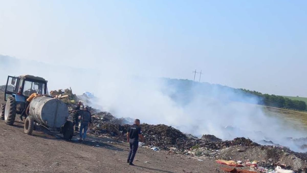 Incendiu pe o suprafață de 0,5 hectare la rampa de deșeuri din Glodeni