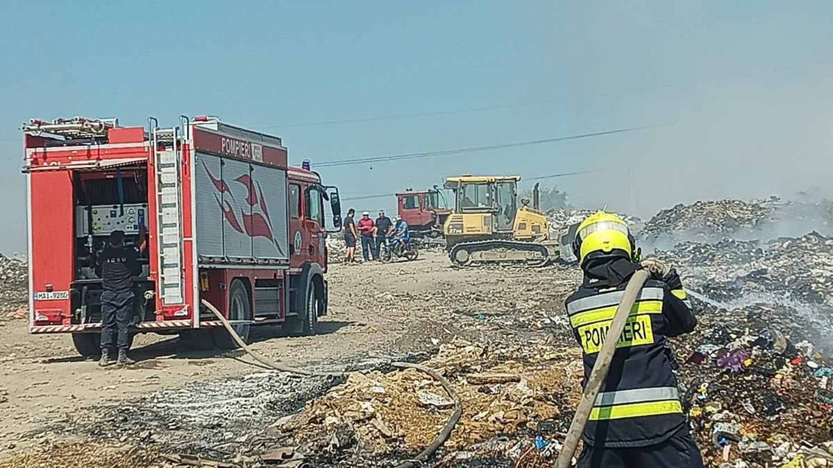 FOTO/ Peste 24 de ore de luptă cu focul la Orhei. Incendiul de la gunoiște se extinde și în profunzimea deșeurilor