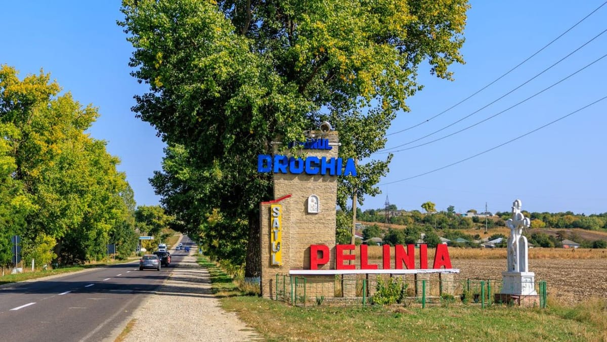 O minoră de 13 ani s-a izbit cu ATV-ul de gardul unui stadion din raionul Drochia. Fata, spitalizată în stare gravă