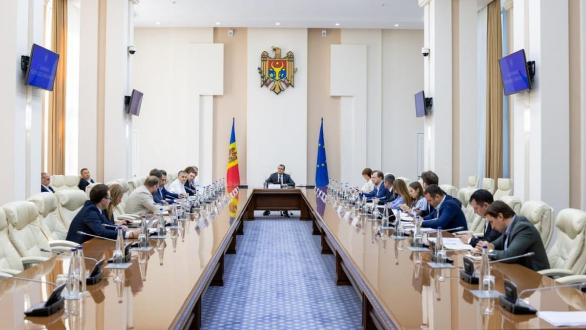 Mai puțină lumină decorativă, fără havuzuri seara și consum redus în orele de vârf. Noile măsuri aprobate de autorități