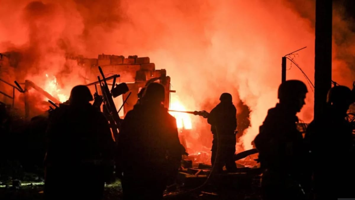 Ucraina și Rusia continuă atacurile reciproce. Zelenski acuză Moscova că folosește rachete nord-coreene