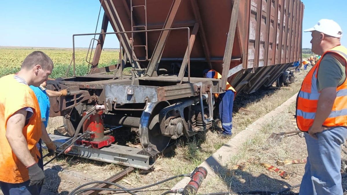 FOTO/ Cele șapte vagoane deraiate în sudul țării au fost repuse pe șine. Când ar putea fi reluată circulația trenurilor