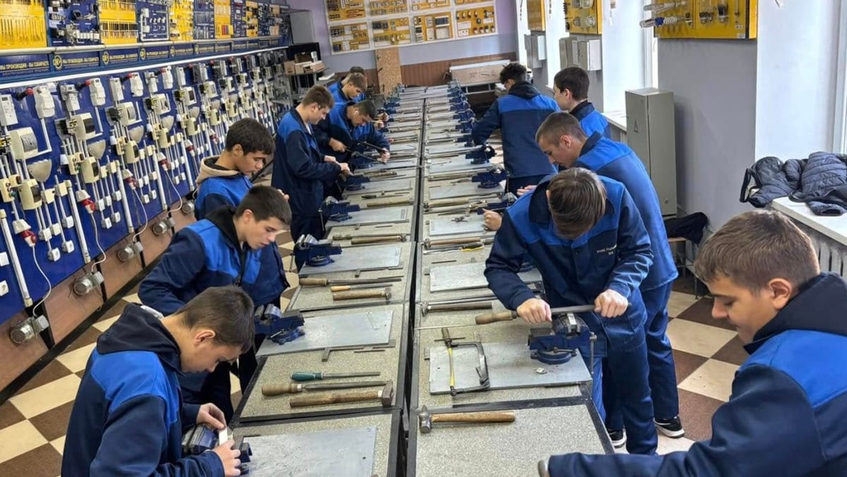 Tinerii mai au o șansă să învețe o meserie. Școlile profesionale mai au locuri vacante