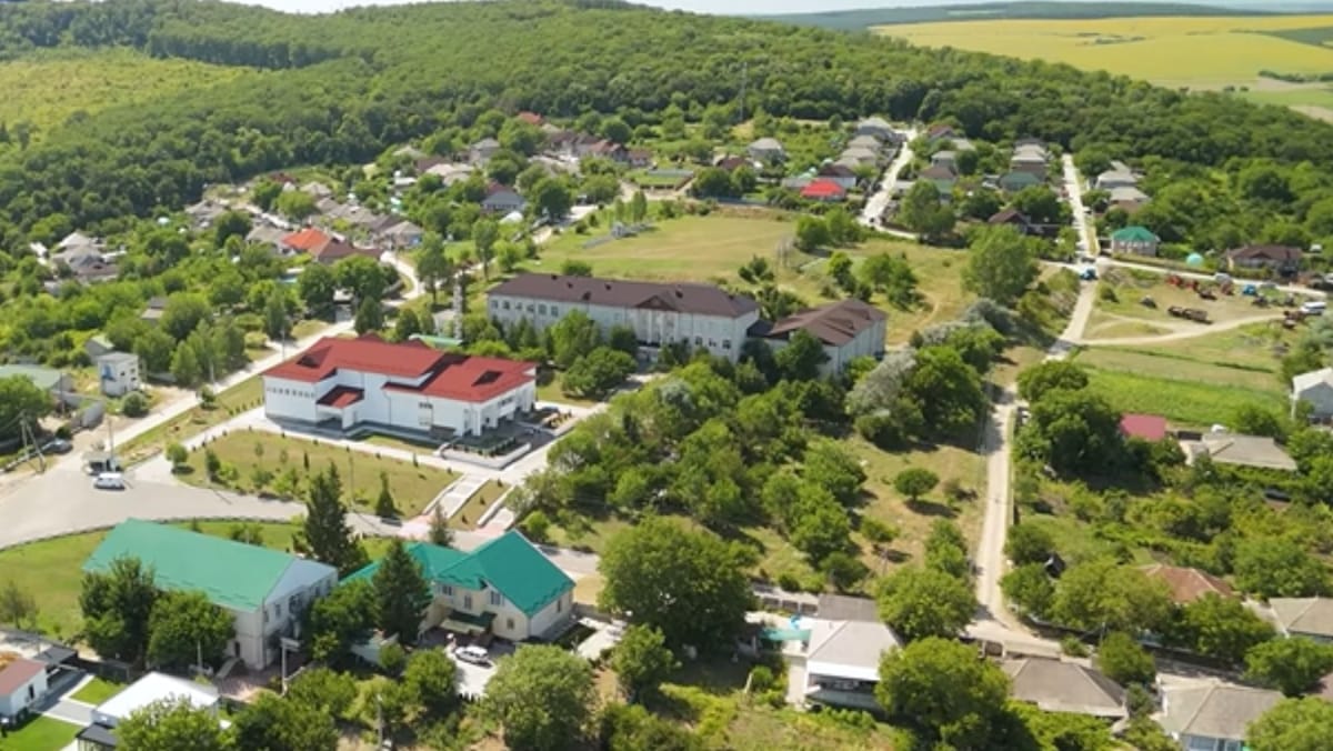 VIDEO/ Investiții care schimbă viața de zi cu zi în comuna Micăuți. Au fost renovate drumurile, școala și Casa de cultură