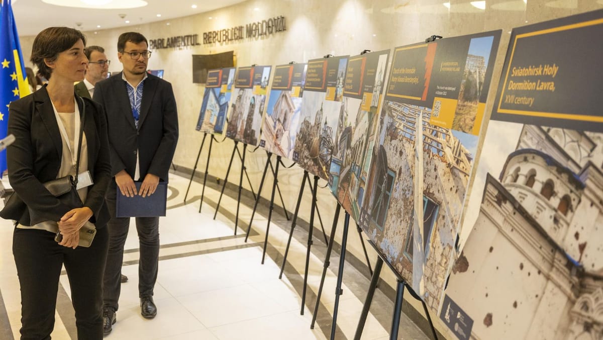 FOTO/ „Renașterea în glorie și putere”- expoziție despre patrimoniul ucrainean distrus de război, prezentată la Parlament