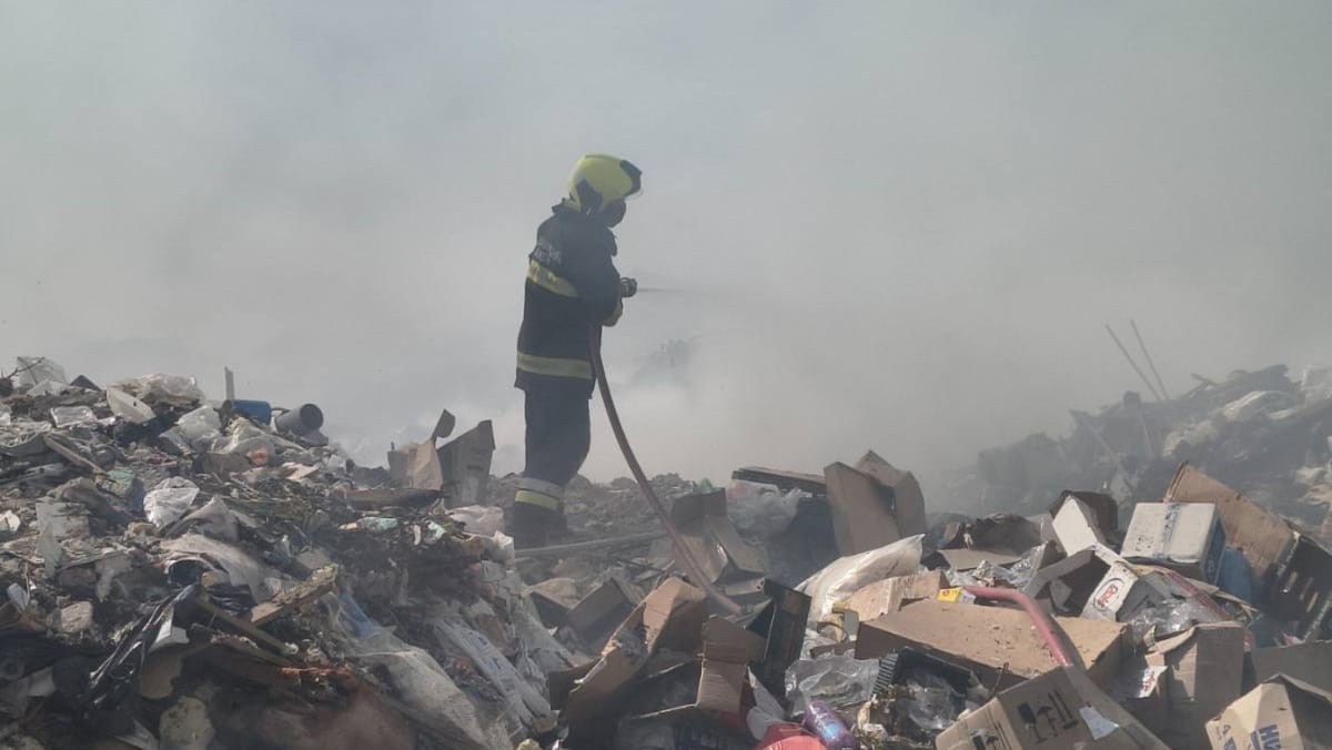 Incendiul de la gunoiștea orășenească din Orhei, lichidat după aproape trei zile de intervenție continuă