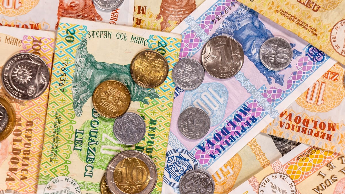 Leul moldovenesc pierde din valoare față de dolar, dar se întărește în raport cu euro