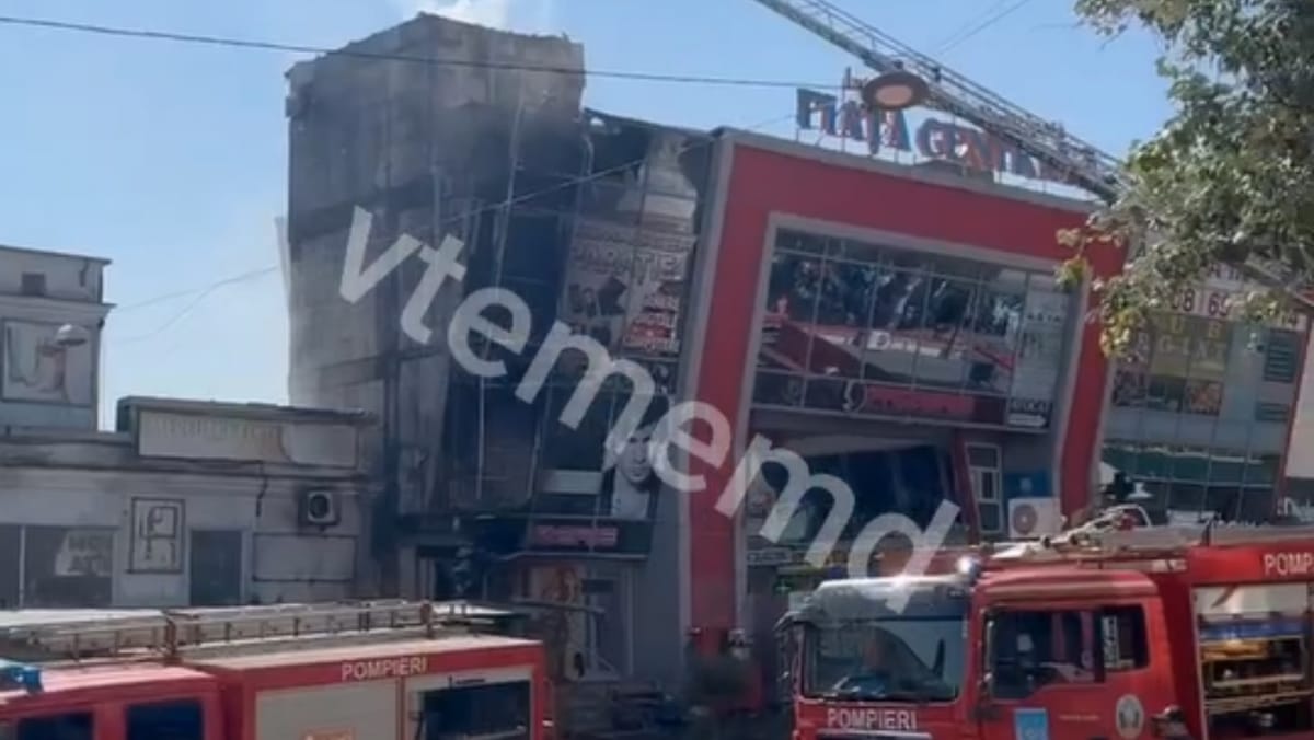VIDEO/ Incendiu la Piața Centrală din Chișinău. Flăcările au distrus circa 35 metri pătrați din fața clădirii administrative