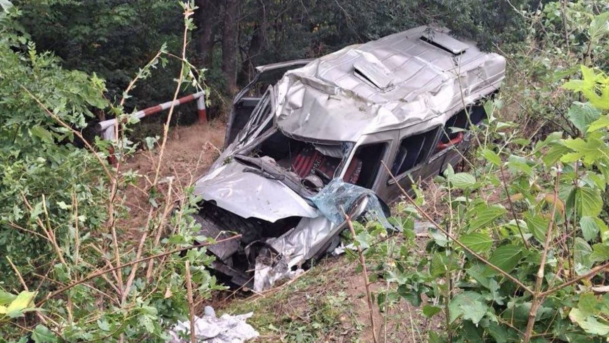 Accidentul de pe traseul R5 a luat viața unei pasagere din microbuzul de rută. Alte 15 persoane au fost rănite