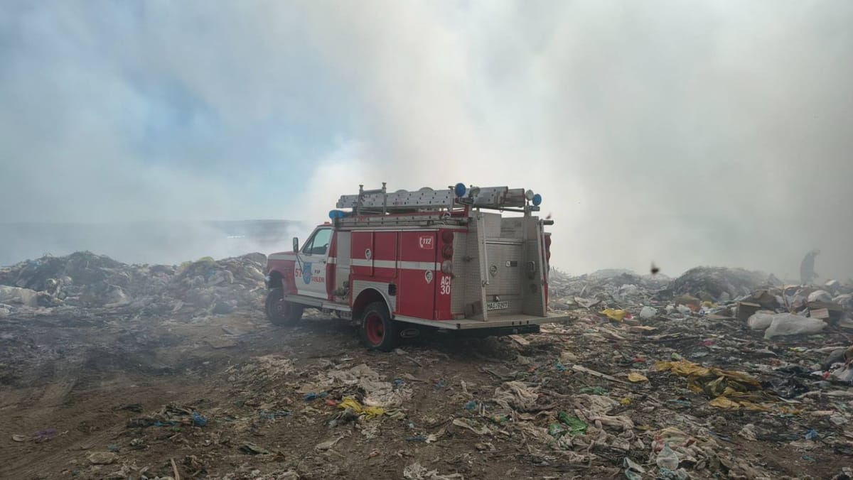 Incendiu la gunoiștea din Orhei. Pompierii intervin de aproape 12 ore