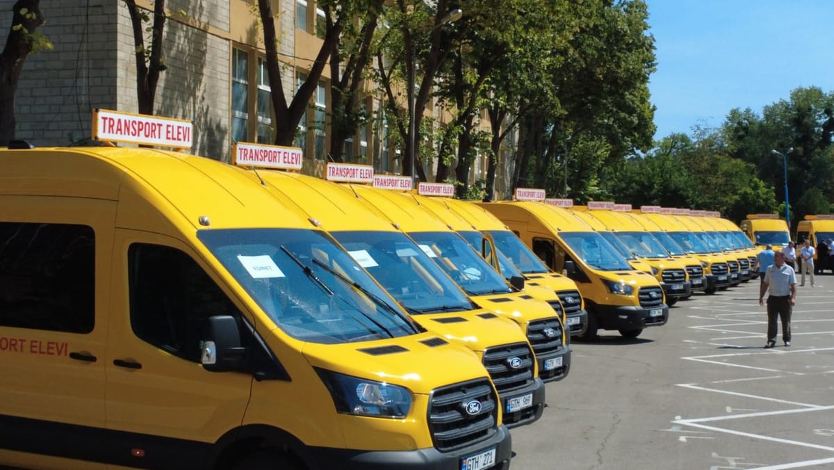 FOTO/ Aproape 60 de microbuze noi pentru elevii din R. Moldova. Primele 38 au fost deja repartizate