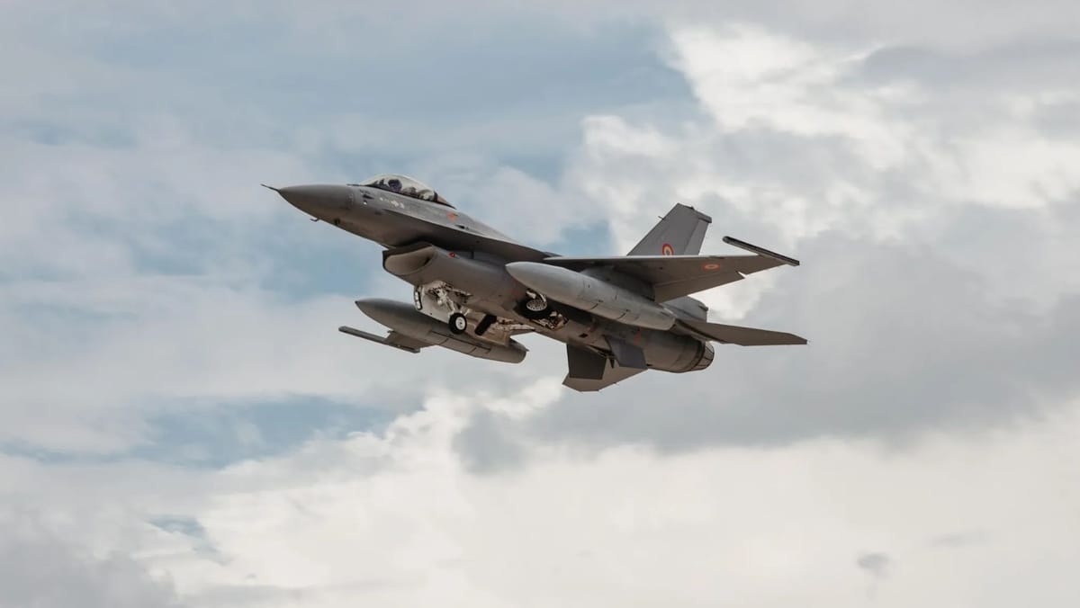 România a ridicat două avioane F-18 după ce radarele au detectat o țintă lângă Insula Șerpilor