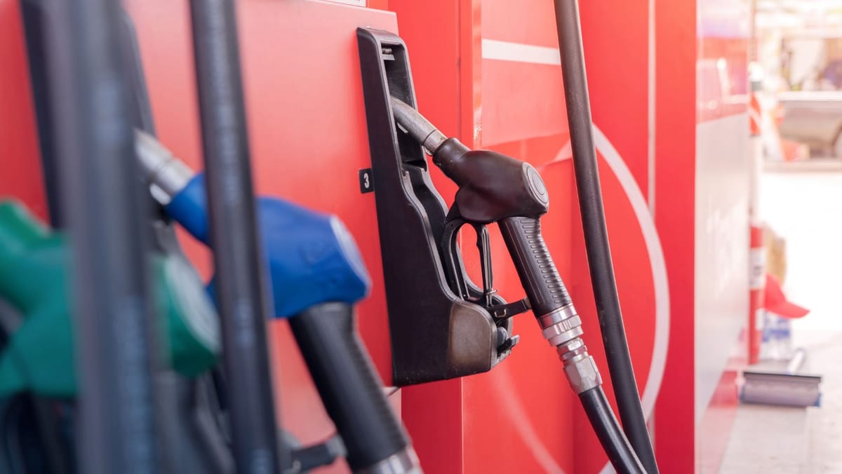 Motorina și benzina lipsesc temporar la unele benzinării, dar autoritățile spun că nu există deficit. Ce stocuri are țara