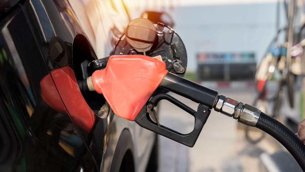 Săptămâna începe cu noi scumpiri la pompă. Cât vor costa benzina și motorina de marți