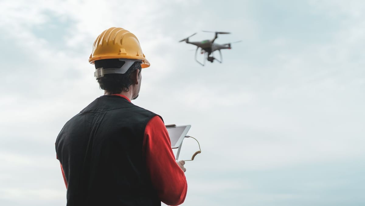 Dronele folosite în orașe și în zone aglomerate vor fi verificate mai strict. Noile reguli, aprobate de Executiv