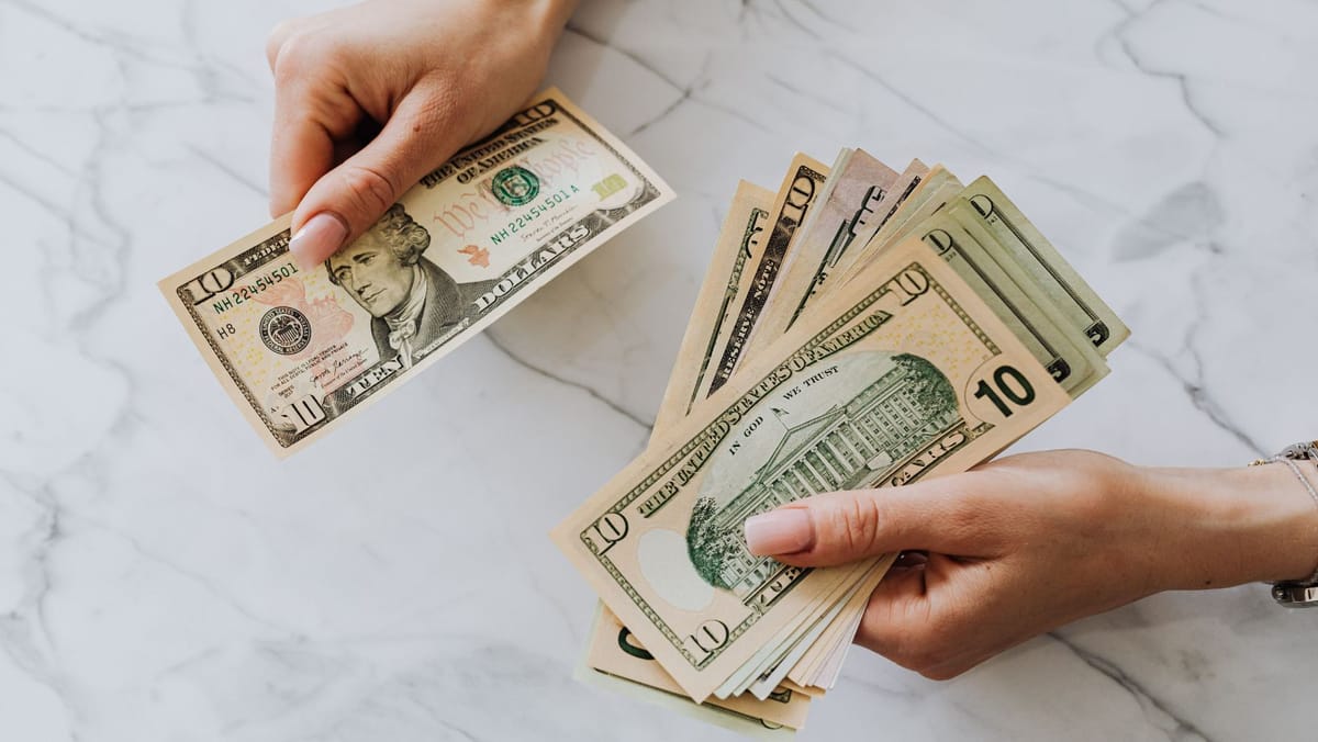 Euro crește ușor, dolarul pierde aproape patru bani. Cursul valutar pentru joi, 20 august