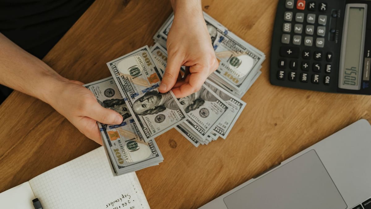 Curs valutar pentru vineri. Dolarul scade, euro se apropie de pragul de 20 de lei