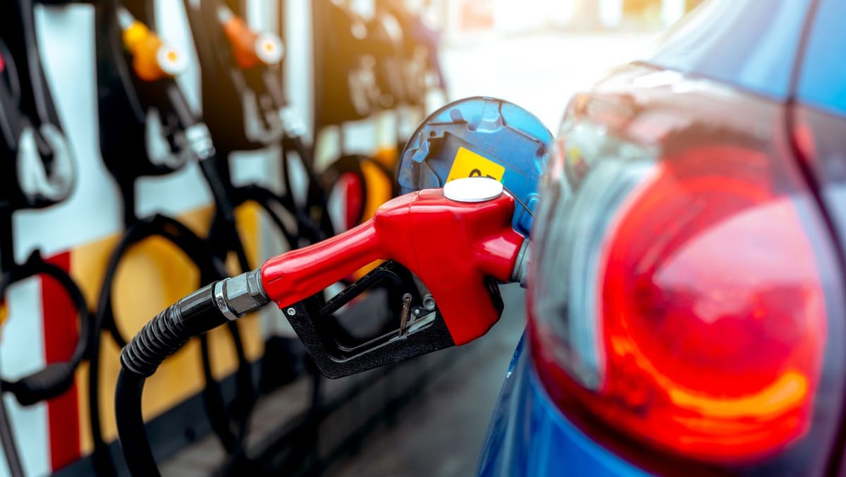 Plinul va costa mai mult în acest weekend. Motorina trece de 33 de lei, benzina se apropie de 31