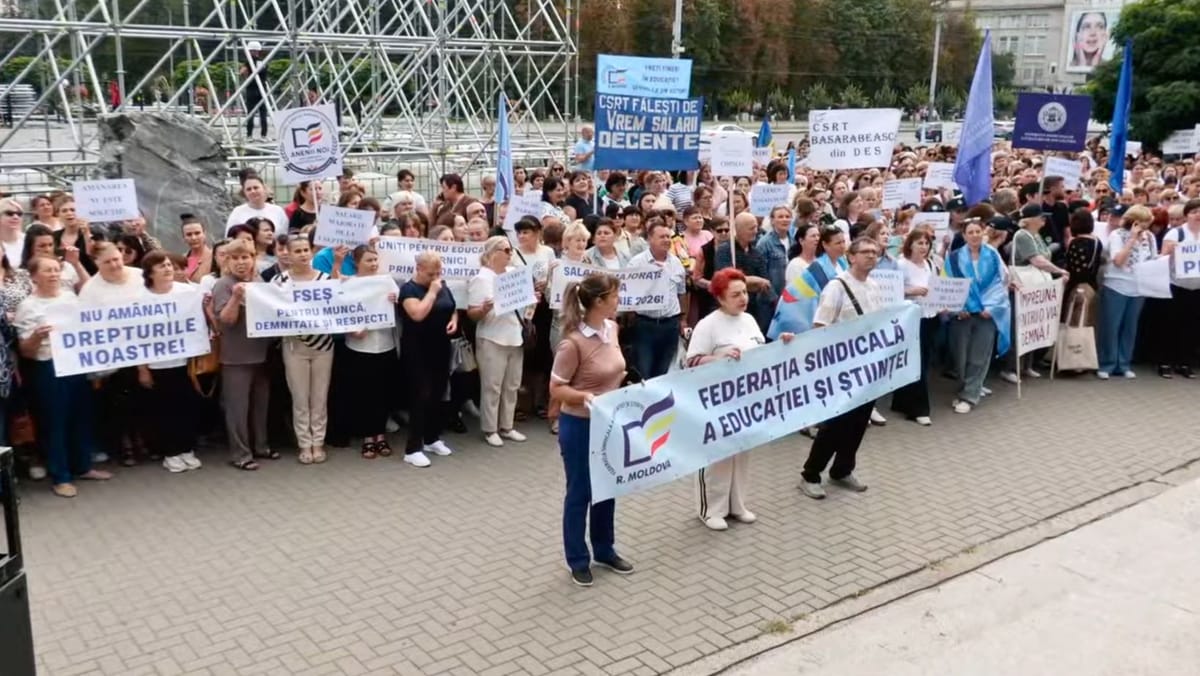LIVE/ Profesorii au ieșit la protest în centrul Chișinăului. Cer ca salariile să fie majorate din 1 septembrie