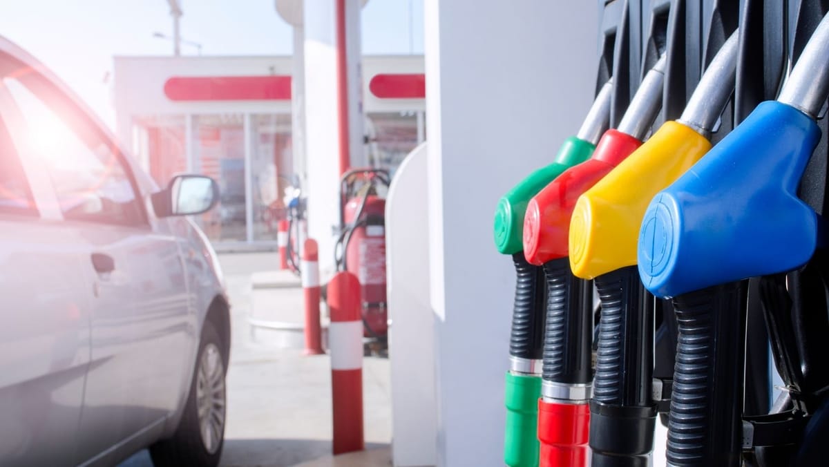 Stațiile fără carburanți sunt tot mai puține. În două zile au intrat în țară peste 7.000 de tone de benzină și motorină