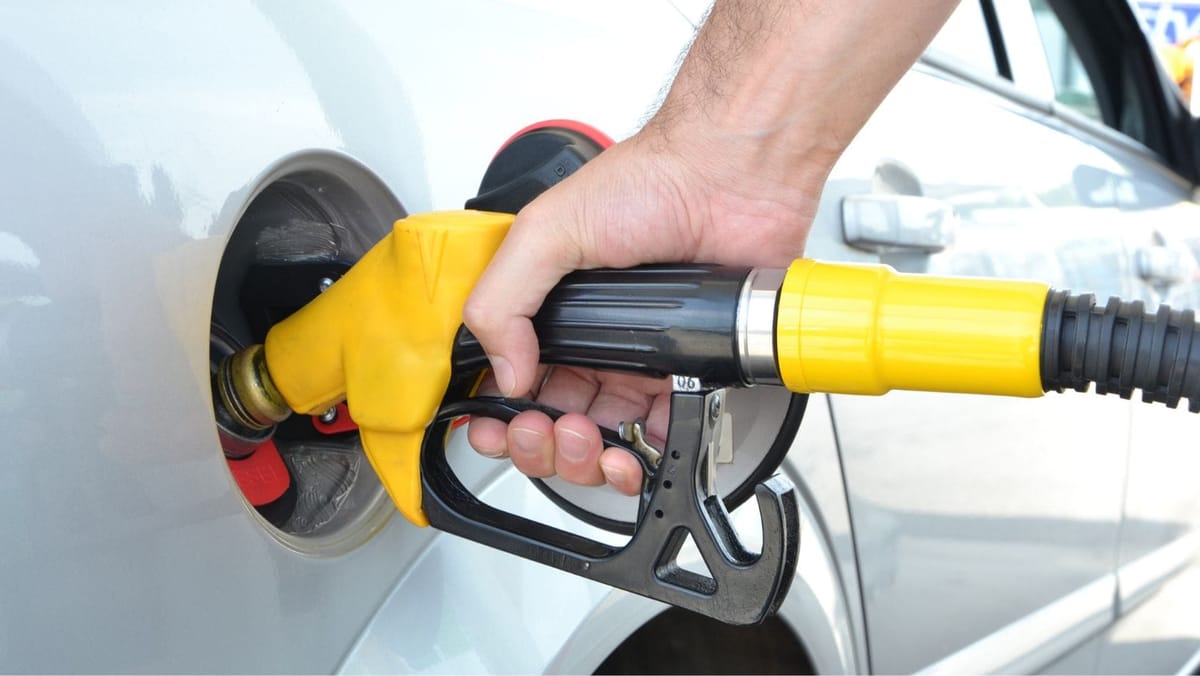 Benzina se scumpește, iar motorina se ieftinește în weekend. ANRE a stabilit noile prețuri