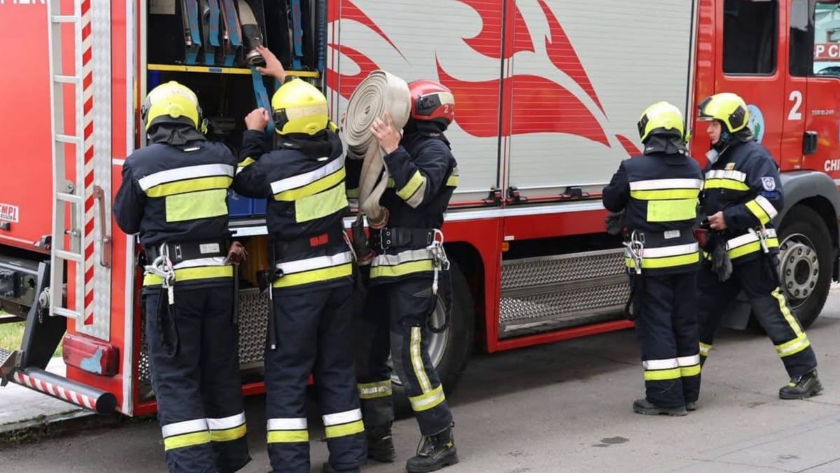 O casă de vară, mistuită de flăcări la Tohatin. Pompierii au intervenit cu cinci echipaje