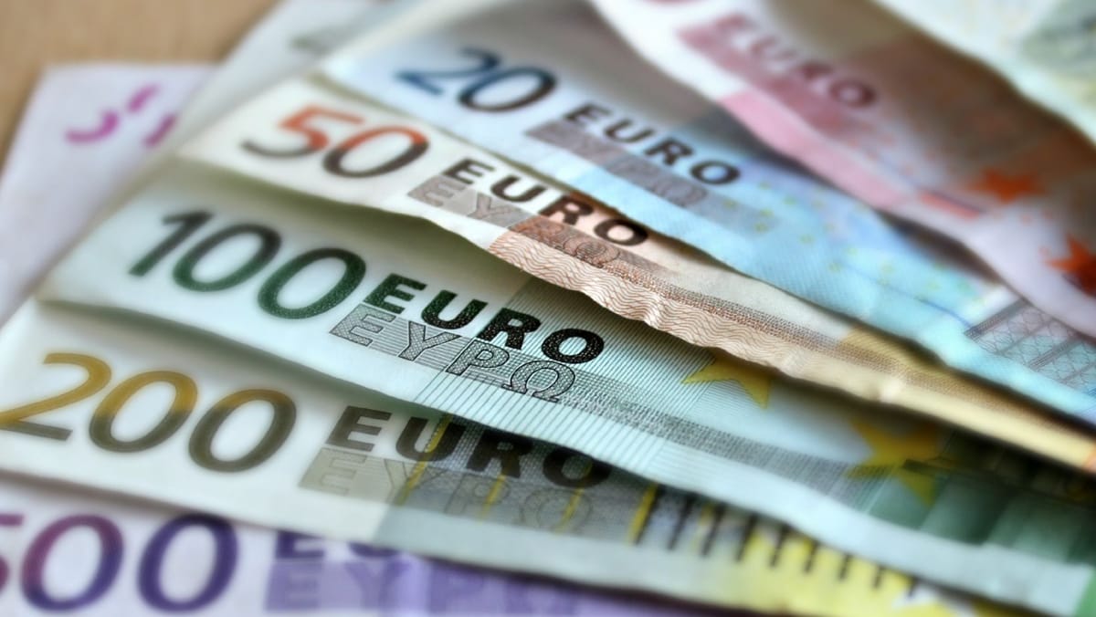 Leul pierde teren în fața principalelor valute. Cât costă euro și dolarul astăzi