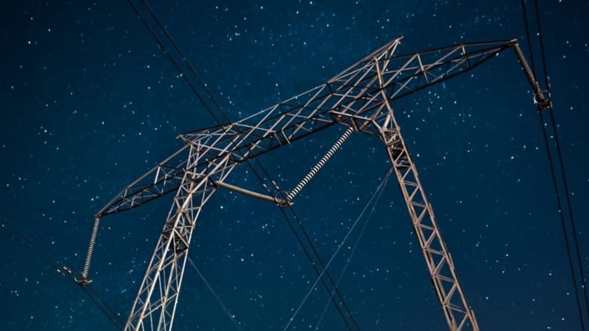 ULTIMA ORĂ: Furtunile au doborât circa 10 piloni ai liniei electrice de 330 kV Bălți-Dnestrovsk