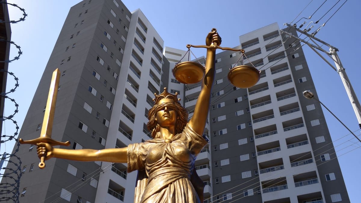 Trei bărbați, condamnați la până la 10 ani de închisoare pentru o serie de furturi din apartamente