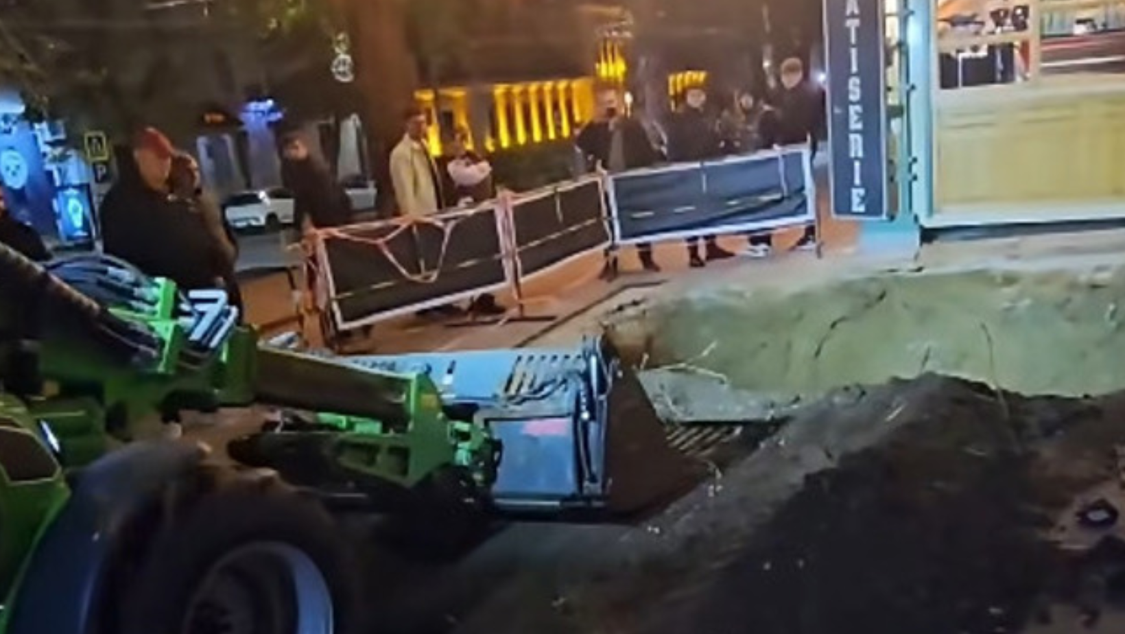 O defecțiune la rețeaua termică din centrul Chișinăului trebuie reparată urgent. Primăria acuză Termoelectrica