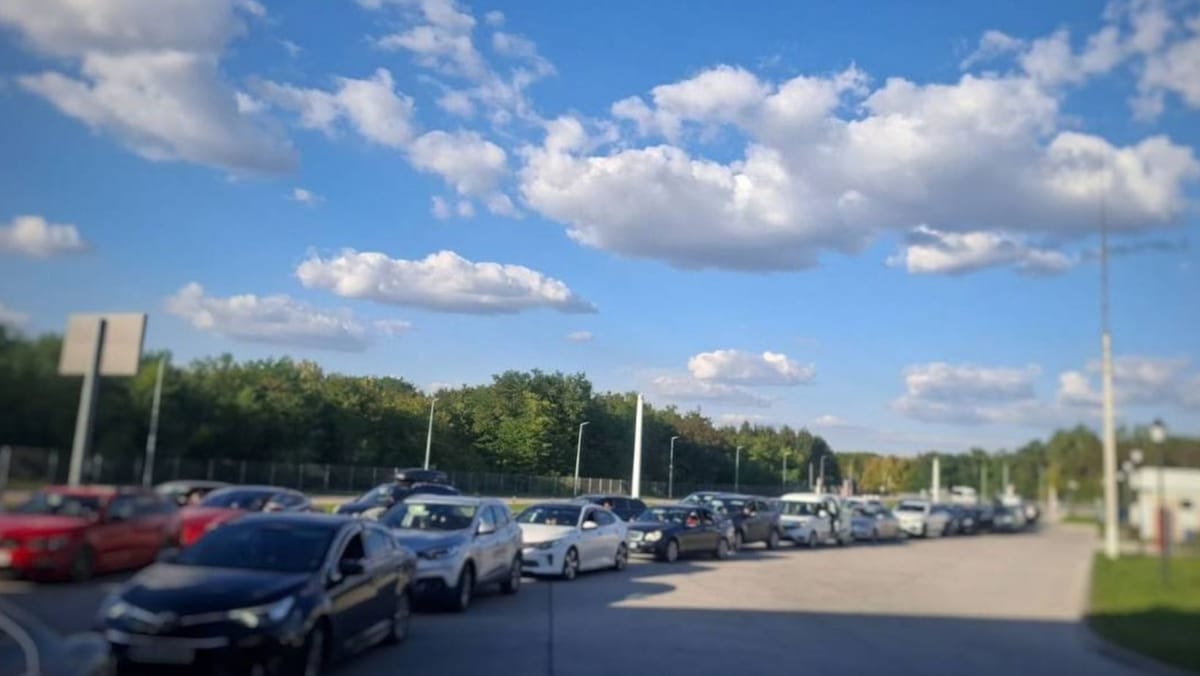 Coadă la ieșirea din țară prin Sculeni. Călătorii, îndemnați să aleagă alte puncte de frontieră