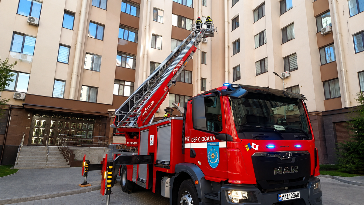 Intervenție contracronometru la Ciocana: Copil de doi ani, singur într-un apartament de la etajul cinci