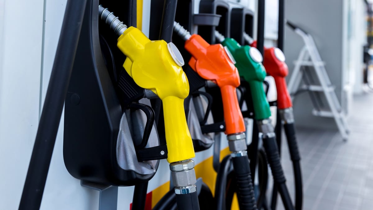 Prețul motorinei trece de 33 de lei. Se scumpește și benzina