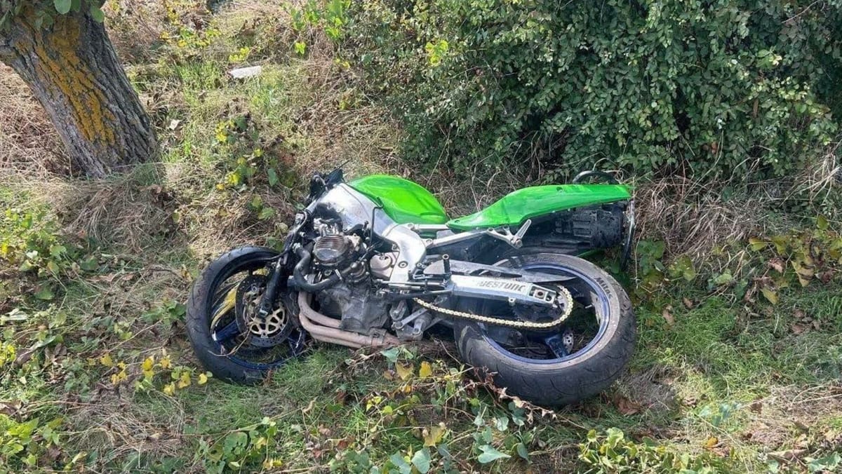 Accident la Căușeni. Un motociclist de 30 de ani a murit după ce s-a izbit cu motocicleta într-un copac
