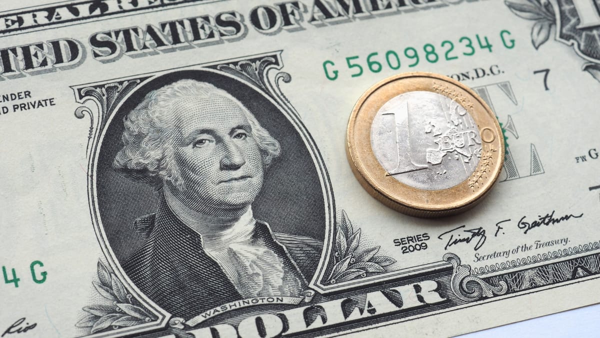 Curs valutar 23 septembrie: Euro pierde din valoare, dolarul crește