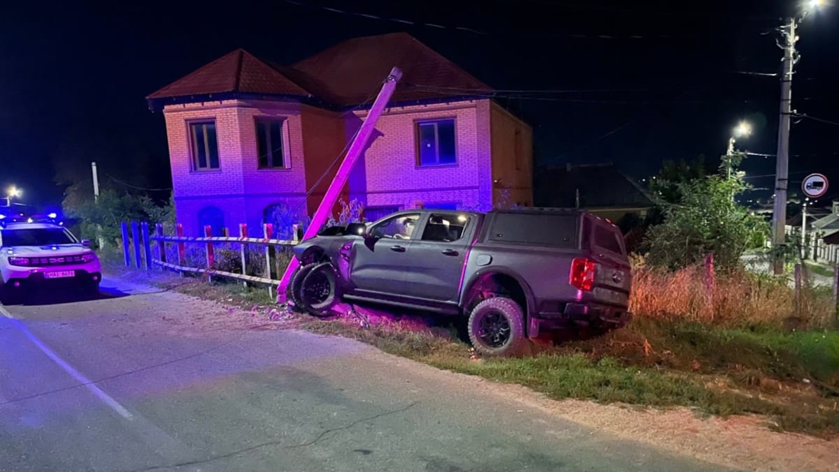 FOTO/ Accident la Otaci cu o autospecială a Ministerului Apărării. Poliția: șoferul avea 0,99 mg/l alcool în aerul expirat