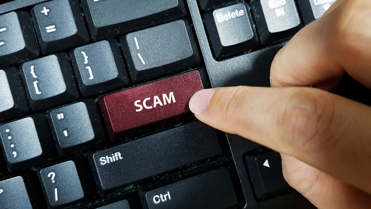 De la un fals colet la acuzații de terorism: Un pensionar din Chișinău, convins să transmită escrocilor 700.000 de lei