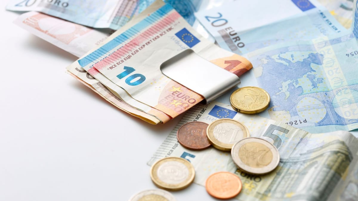 Euro urcă joi, iar dolarul scade ușor. Cursul valutar pentru 10 septembrie
