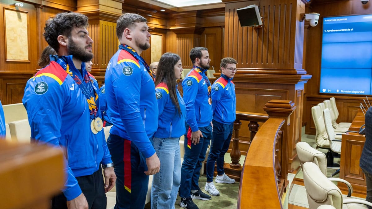 VIDEO/ Halterofilii moldoveni care au cucerit 26 de medalii la Doha, felicitați în plenul Parlamentului